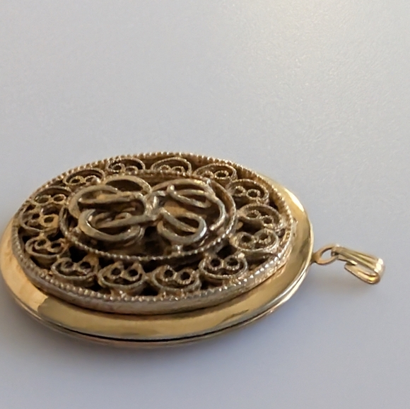 Beautiful Large Gold Locket. Vintage Oval Locket - Picture 4 of 7